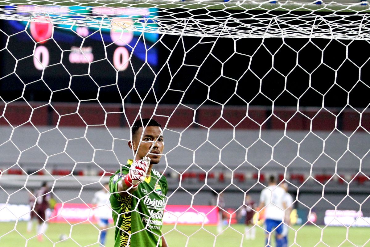 Penjaga gawang Persib Bandung Teja Paku Alam.