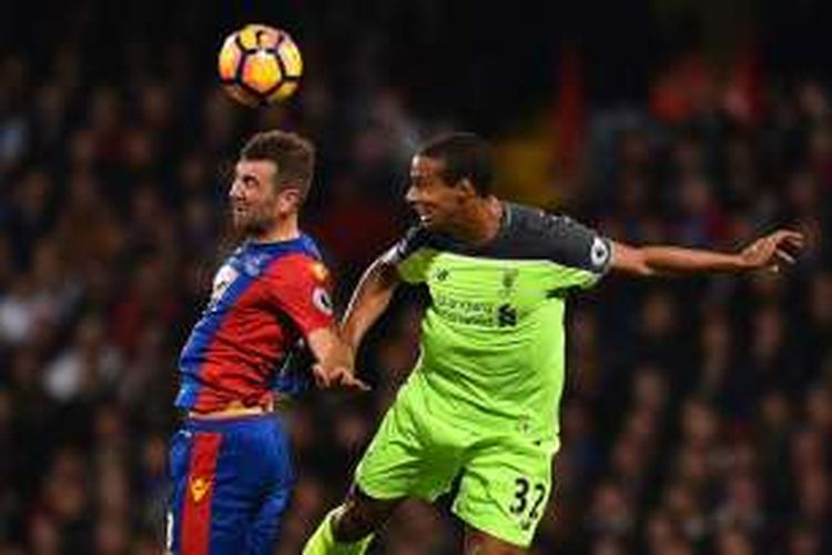 Bek Liverpool, Joel Matip (kanan), berduel udara dengan gelandang Crystal Palace, James McArthur, dalam lanjutan Premier League di Selhurst Park, Sabtu (29/10/2016).