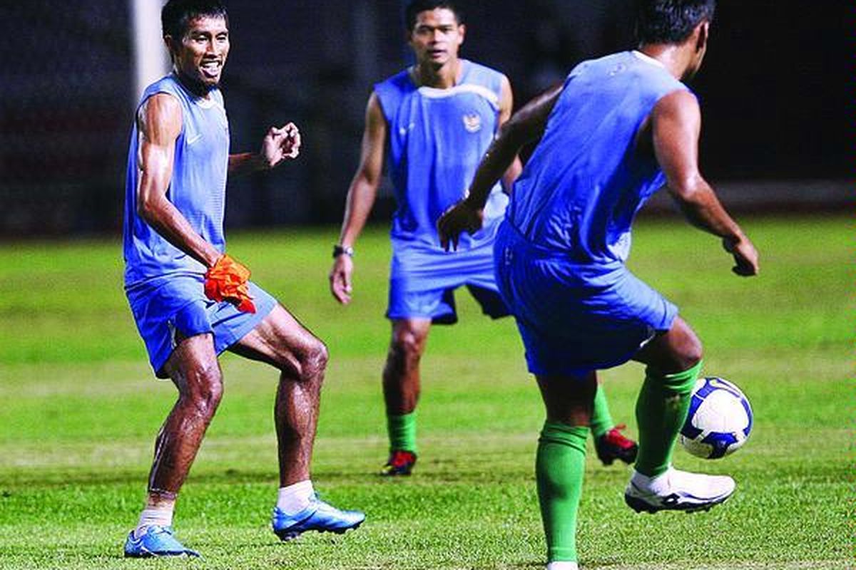 Pemain timnas Indonesia berlatih di Stadion Utama Gelora Bung Karno, Senayan, Jakarta, Selasa ( 5/ 1). Indonesia akan menghadapi Oman dalam lanjutan kualifikasi Piala Asia 2011 Grup B hari ini di Stadion Utama Gelora Bung Karno, Jakarta.