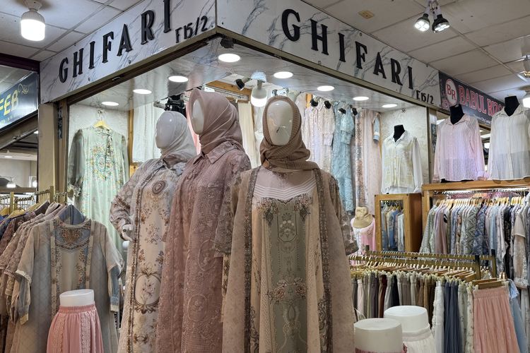 Gamis rompi lepas sudah mulai menjadi perbincangan di kalangan pedagang dan pembeli menjelang Lebaran 2026 di Thamrin City, Jakarta Pusat, Selasa (6/1/2026).