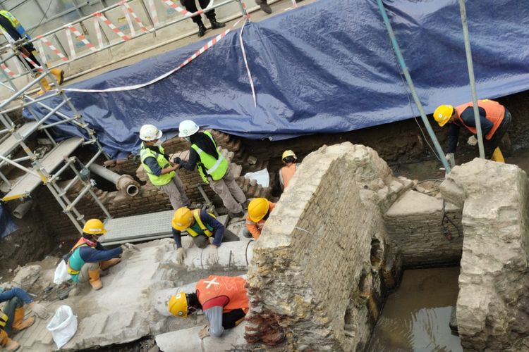 Penemuan saluran air kuno di lokasi pembangunan Stasiun MRT Kota, Jakarta Barat, Selasa (20/9/2022)