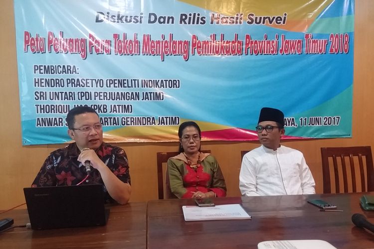 Peneliti Indikator Hendro Prasetyo (kiri) merilis hasil surveinya di Surabaya