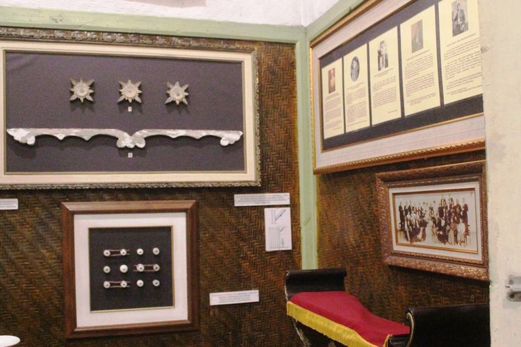 Salah satu sudut pajangan dinding di cagar budaya Bumi Ageung Cikidang, Kabupaten Cianjur, Jawa Barat..