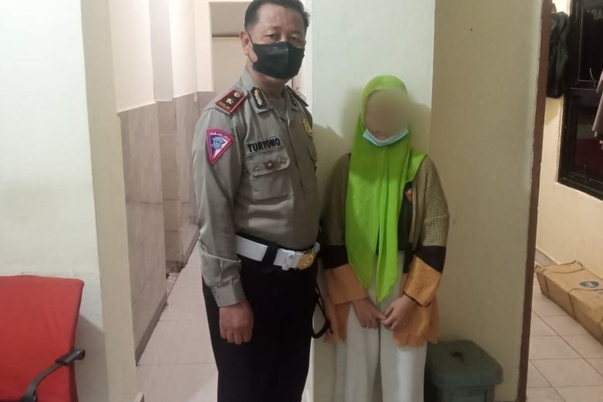 Seorang remaja perempuan berinisial NW (17) asal Purwodadi, Jawa Tengah, mengaku menjadi korban hipnotis dipaksa mengamen oleh seorang wanita hingga ke Jakarta, Kamis (3/2/2022)..