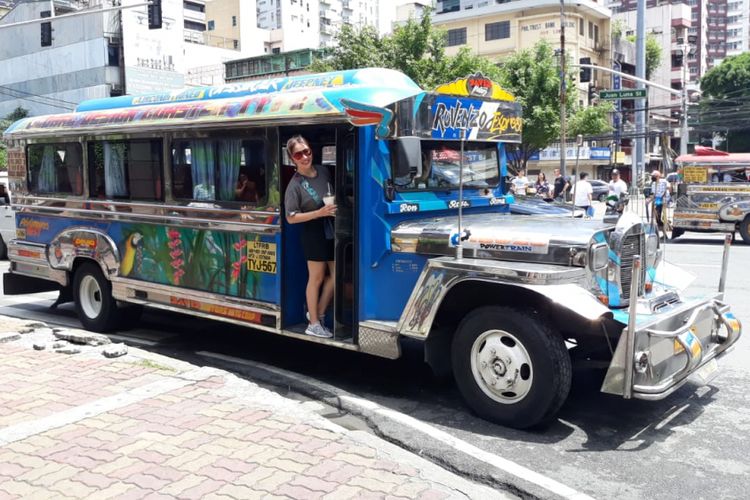 Jeepney, alat transportasi yang menjadi ikon Negara Filipina.