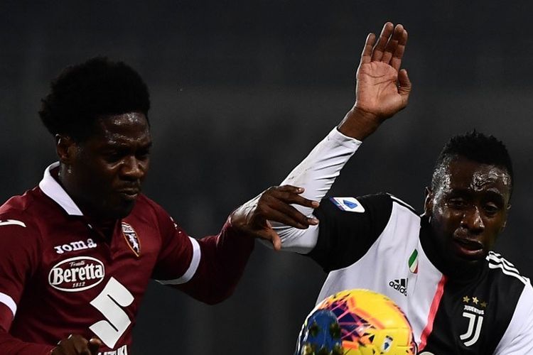 Ola Aina berduel dengan Blaise Matuidi dalam pertandingan Derbi Turin antara Torino vs Juventus dalam lanjutan Liga Italia di Stadion Communale Turin, 2 November 2019. 