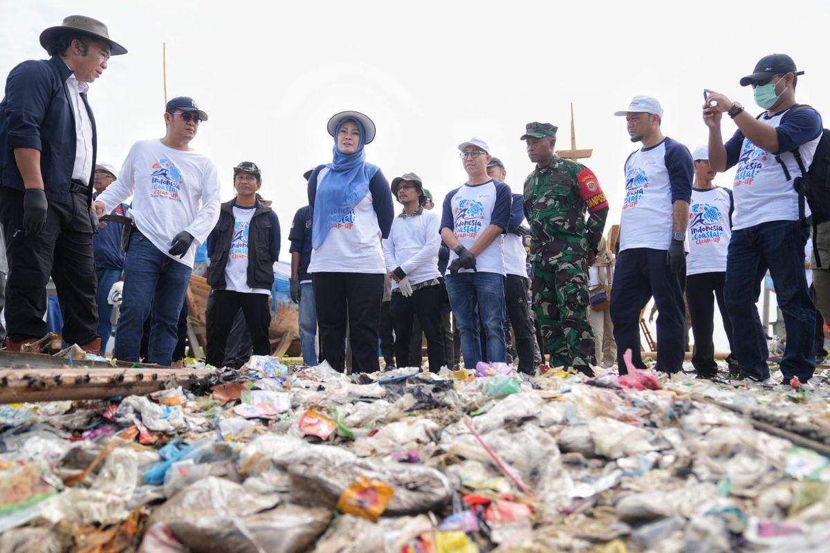 Aksi bersih pantai atau coastal clean up (CCU) dilakukan PGN di Pantai Teluk Labuhan, Banten. 