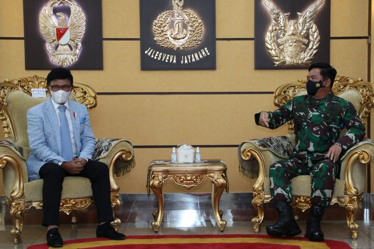 Panglima TNI Marsekal Hadi Tjahjanto menerima kunjungan Menkominfo Johnny G Plate di Mabes TNI, Cilangkap, Jakarta Timur, Kamis (5/5/2021).