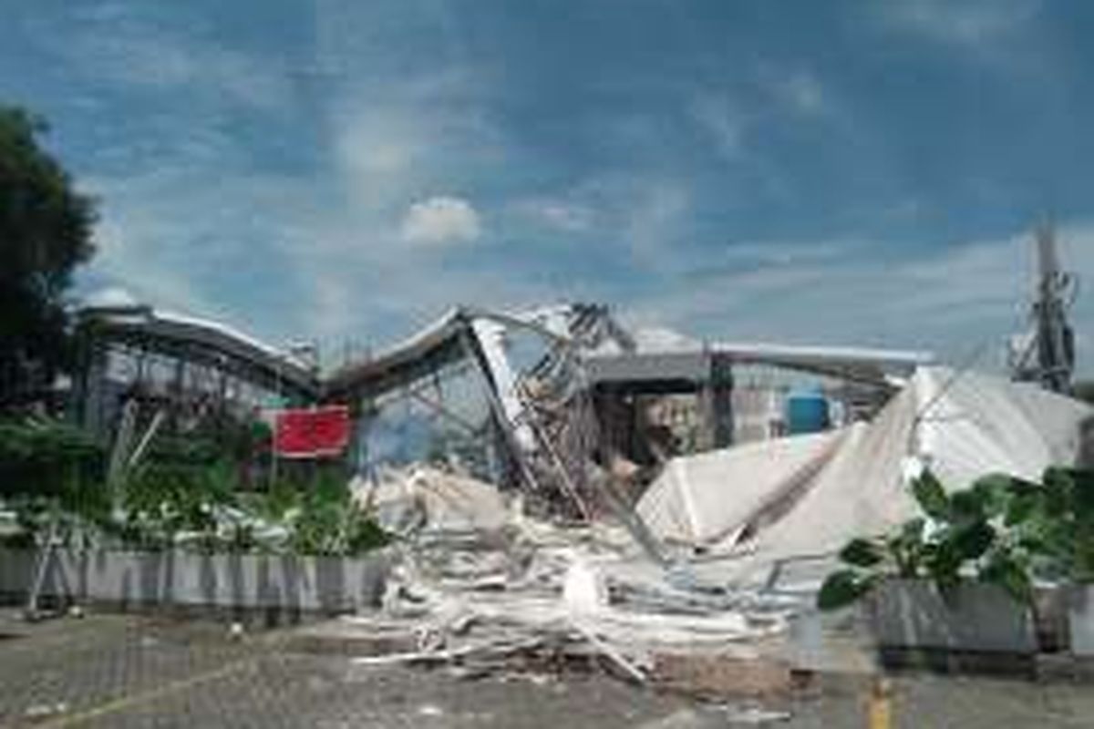 Kantor marketing Fatmawati City Center milik Agung Sedayu Group yang terletak di Jl. TB Simatupang No. 2, Cilandak, Jakarta, dibongkar karena tidak memiliki izin, Kamis (14/4/2016).