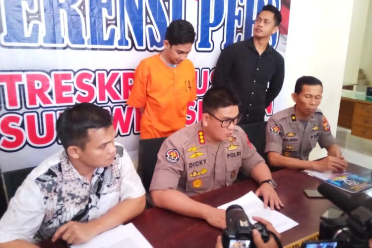 MA (29) saat ditangkap polisi dalam kasus ujaran kebencian melalui ITE di Mapolda Sulsel, Jumat (17/5/2019).