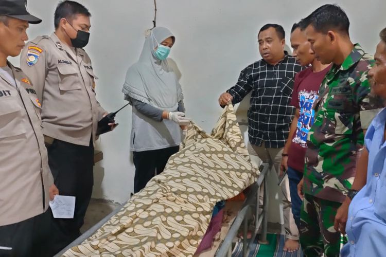 Tim kesehatan disaksikan polisi dan TNI, saat memeriksa jasad kakek yang ditemukan tewas usai tenggelam di sungai Desa Tukkerto, Kecamatan Deket, Lamongan, Jawa Timur, Selasa (7/2/2023).