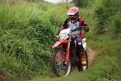 Motor Trail Terpeleset di SPBU, Hati-hati Pakai Ban Bukan Peruntukannya