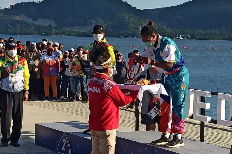 Atlet Stevani Ibo berhasil meraih medali emas dalam cabor dayung kayak 500 meter di PON XX Papua, Rabu (29/9/2021)