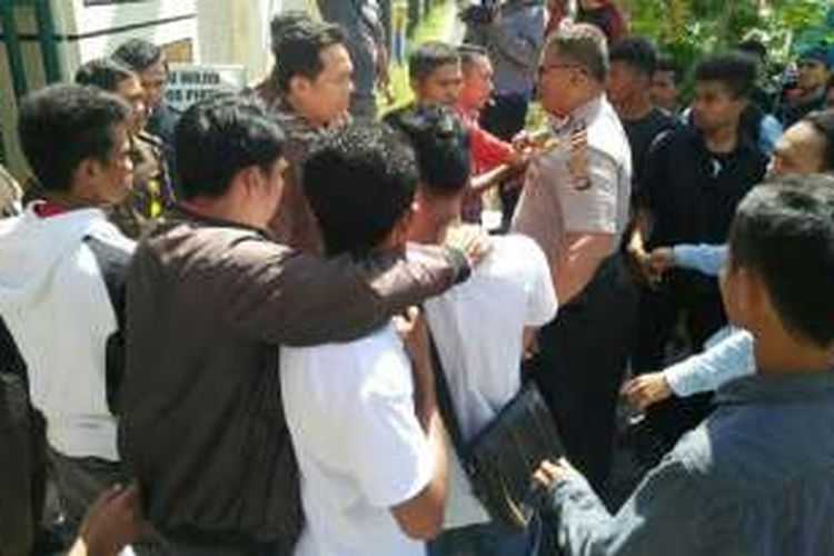 Mahasiswa terlibat bersitegang dengan pegawai dan satpam Kejaksaan Tinggi Sultra saat aksi mendesak pemeriksaan Rektor UHO Kendari terkait dugaan korupsi