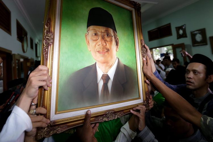 Jenazah almarhum KH Hasyim Muzadi tiba di rumah duka di komplek Pondok Pesantren Al Hikam II, Depok, Jawa Barat, Kamis (16/3/2017). KH Hasyim Muzadi  meninggal karena sakit dan dikebumikan di komplek Pondok Pesantren Al Hikam II Depok.