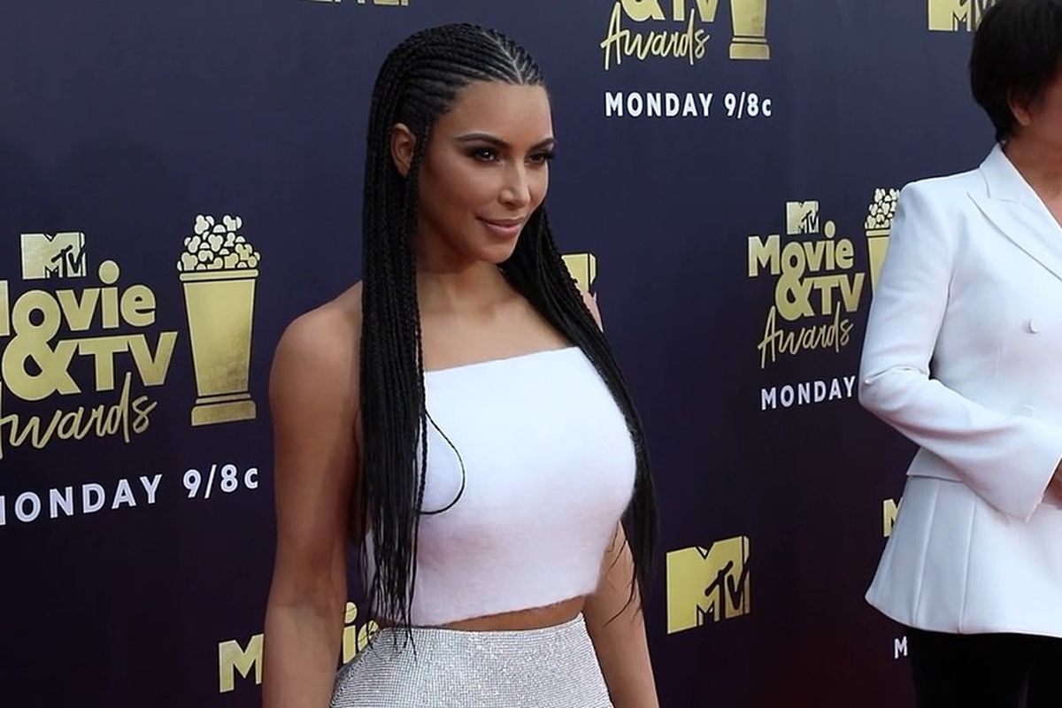 Selebritas Kim Kardashian dan sang ibu Kris Jenner saat menghadiri MTV Movie & TV Awards 2018.