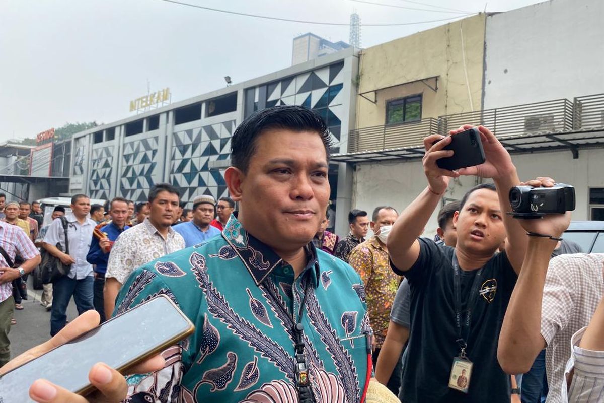 Direktur Reserse Kriminal Khusus Polda Metro Jaya Kombes Ade Safri Simanjuntak menjelaskan terkait kasus pemerasan Syahrul Yasin Limpo di Mapolda Metro Jaya, Jumat (10/11/2023). 