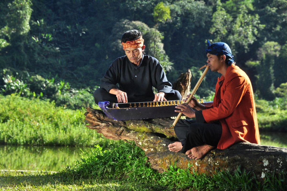 Berikut adalah lirik lagu Es Lilin, lagu daerah asal Jawa Barat.