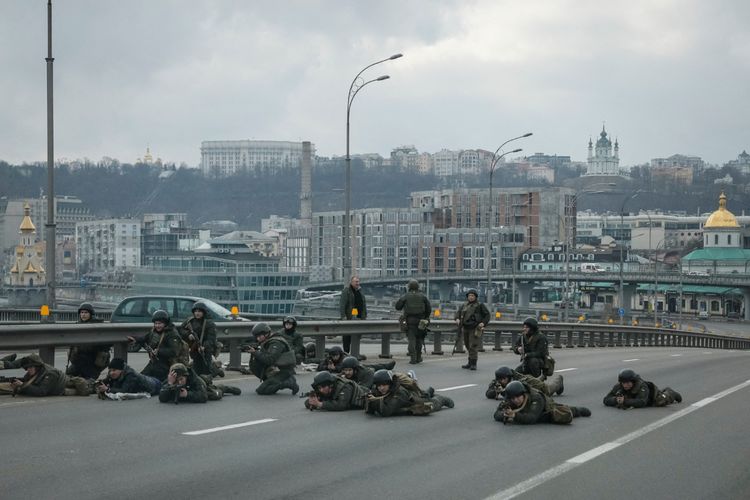 Tentara Garda Nasional Ukraina mengambil posisi di pusat kota Kyiv, setelah Rusia meluncurkan operasi militer besar terhadap Ukraina, Jumat (25/2/2022). ANTARA FOTO/REUTERS/Gleb Garanich/RWA/djo