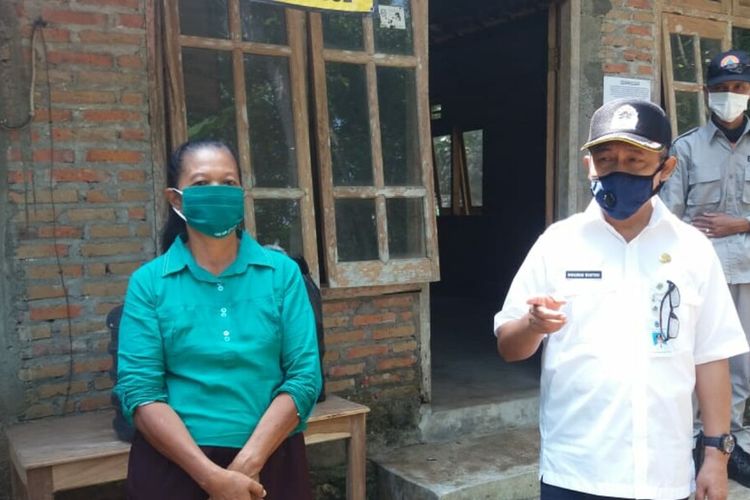 Ngadiyem (baju biru) dan Wakil Bupati Gunungkidul Immawan Wahyudi (baju putih) Saat Mengunjungi Ngadiyem di Kecamatan Panggang, Gunungkidul Selasa (6/5/2020)