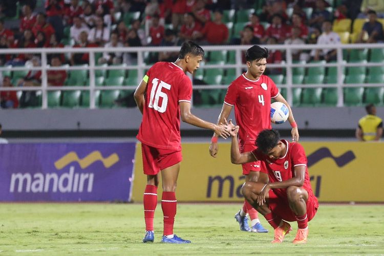 Kapten Timnas U20 Indonesia, Dony Tri Pamungkas, membantu Muhammad Ragil berdiri pada laga Challenge Series 2025 di Stadion Gelora Delta Sidoarjo, Jumat (24/1/2025) pukul 19.30 WIB