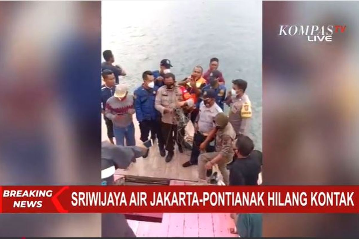 Ditemukan sejumlah benda mengambang di laut di lokasi yang diduga tempat jatuhnya pesawat Sriwijaya Air dengan nomor penerbangan SJ 182 di sekitar Pulau Laki, Kepulauan Seribu, Sabtu (9/1/2021).