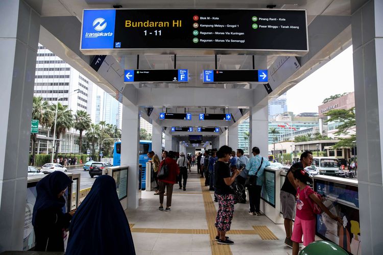 Aktivitas warga yang berada di halte Transjakarta Bundaran Hotel Indonesia (HI) yang terintegrasi langsung dengan Stasiun MRT Bundaran HI di Jakarta Pusat, Senin (25/3/2019). Halte Bundaran HI baru beroperasi kembali pada Minggu (24/3/2019) kemarin.