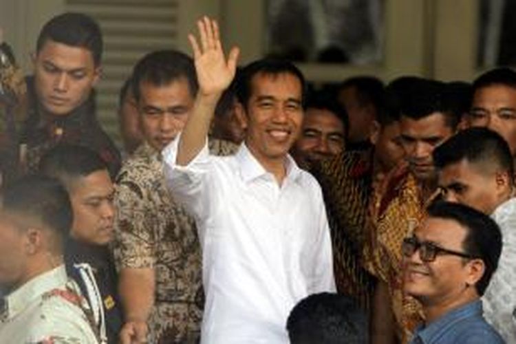 Mantan Gubernur DKI Jakarta Joko Widodo (Jokowi) meninggalkan balaikota, usai menggelar acara perpisahan dengan pegawai di lingkungan Pemerintah Provinsi DKI Jakarta, Jumat (17/10/2014). Dalam acara itu, Jokowi menyalami seluruh Satuan Kerja Perangkat Daerah (SKPD) Pemprov DKI Jakarta.