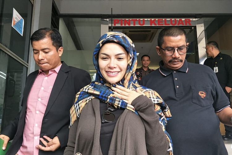 Nikita Mirzani saat ditemui di Polda Metro Jaya, Jakarta Selatan, Sabtu (1/12/2018).