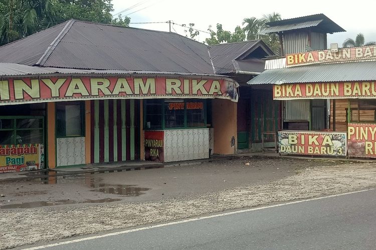 Salah satu warung makanan khas bika dan pinyaram tutup karena akses Jalan Padang-Pekanbaru tutup, Minggu (14/5/2024)