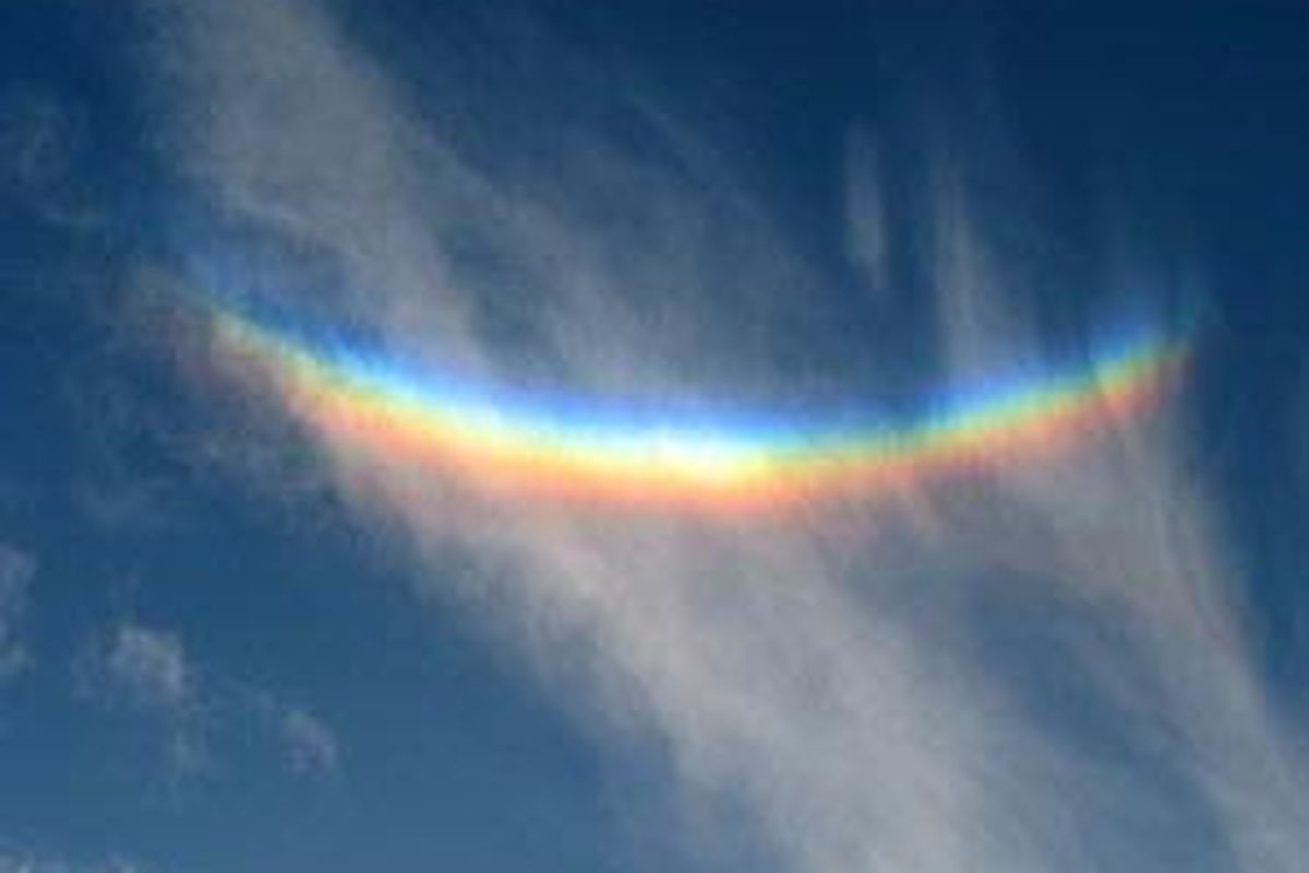 Pelangi dengan sekelumit senyum ini terbentuk oleh sinar matahari yang menembus jutaan kristal es kecil 