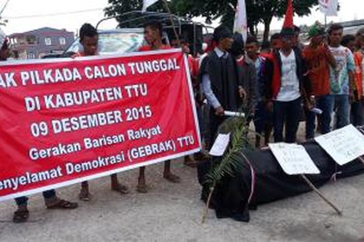 Mahasiswa yang menamakan diri Gerakan Barisan Rakyat Penyelamat Demokrasi (Gebrak) Kabupaten Timor Tengah Utara (TTU), Nusa Tenggara Timur (NTT), menggelar aksi unjuk rasa menolak pilkada calon tunggal , sambil membawa keranda mayat