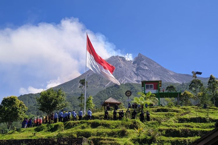 Pengibaran bendera Merah Putih Raksasa di wisata Klangon, Sleman dengan latar belakang Gunung Merapi.