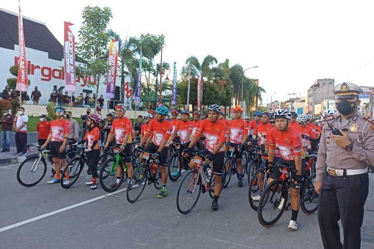 Kapolda Maluku, Irjen Pol Refdi Andri melepas 75 peserta balap sepeda Tour de Mollucas di depan Tugu Gong Pedamaian Dunia di Jalan Slamet Riyadi Kota Ambon , Selasa (26/10/2021)