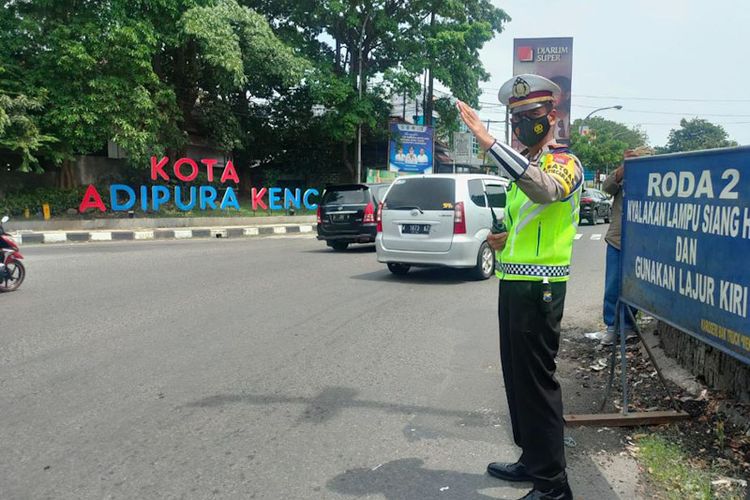 Kasatlantas Polres Lamongan AKP Aristianto Budi Sutrisno, saat terjun langsung mengatur arus lalu lintas yang ada di Lamongan, Jawa Timur.