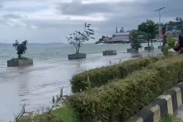 Jalan Utama di Kabupaten Fakfak Digenangi Air Rob