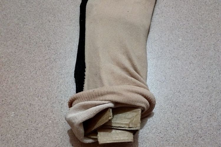 Kaus kaki berlapis kardus yang dikenakan salah seorang jemaah haji asal Indonesia.