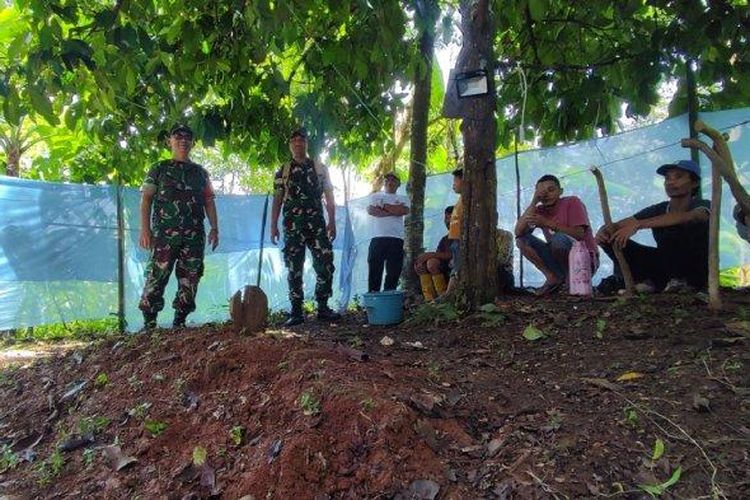 Warga tengah bersiap melakukan ekshumasi makam Siti Fatimah (31) yang berlokasi di Desa Tanjungjaya, Kecamatan Pakenjeng, Kabupaten Garut, Jawa Barat. Selasa (24/1/2023). 