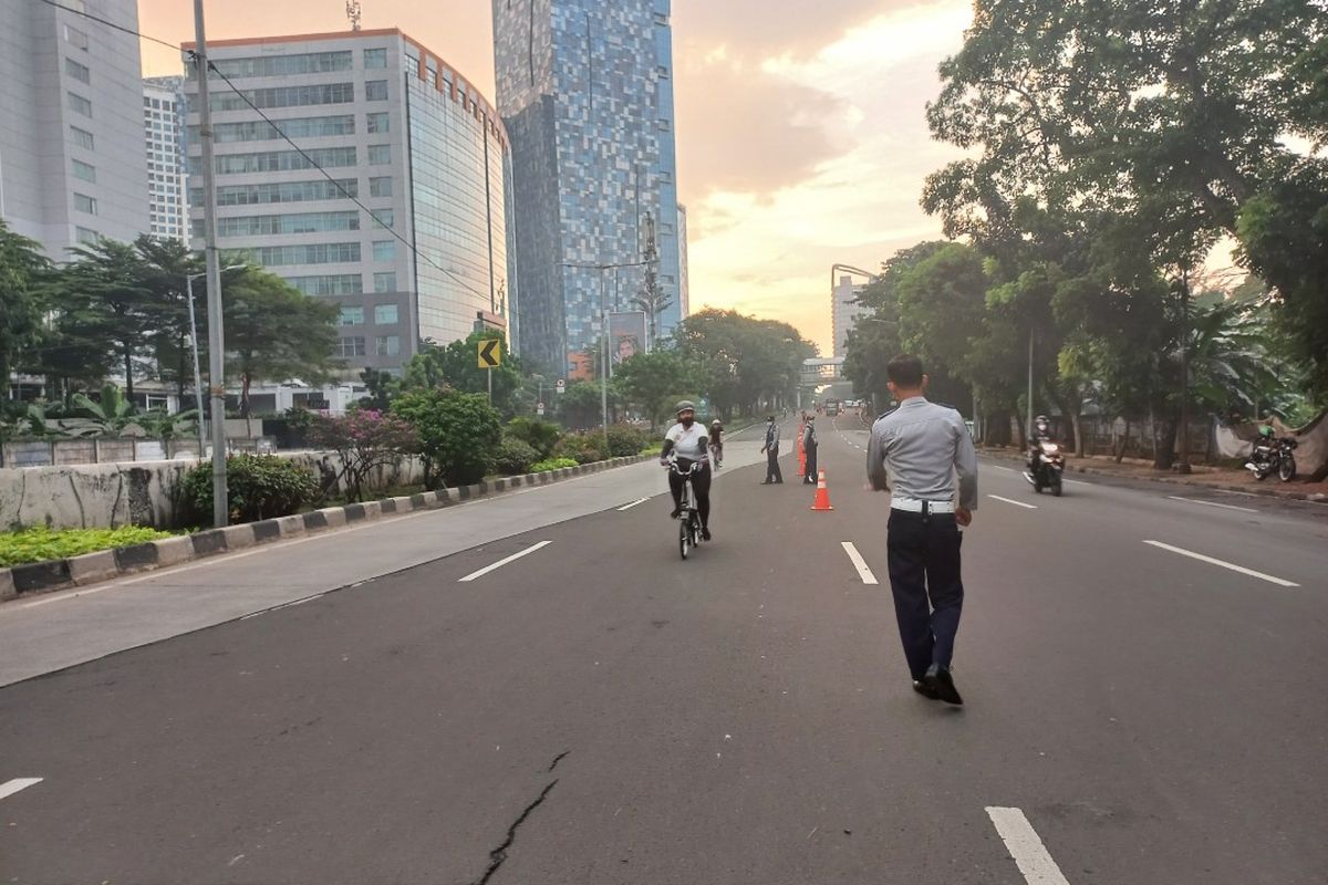 Pesepeda diarahkan keluar darj lajur kanan Jalan Raya Casablanca mengarah Jalan Layang Non Tol (JLNT) Tanah Abang - Kampung Melayu, Minggu (13/6/2021)