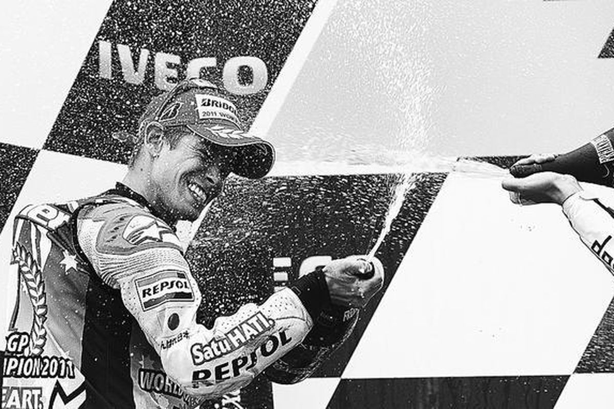 Pebalap Australia Casey Stoner menyemprotkan sampanye di podium setelah memenangi balapan MotoGP Australia dan sekaligus merebut gelar Juara Dunia MotoGP 2011, di Sirkuit Phillip Island, selatan Melbourne, Australia, Minggu (16/10). Marco Simoncelli dari Italia merebut posisi kedua, disusul Andrea Dovizioso yang juga dari Italia di tempat ketiga.