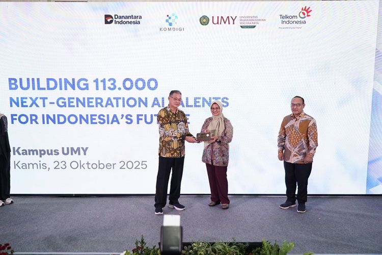 Direktur Utama Telkom Dian Siswarini saat memberikan cinderamata pada acara &ldquo;Digistar Connect: Building 113.000 Next Generation AI Talents for Indonesia&rsquo;s Future&rdquo;&nbsp;di UMY pada Kamis (23/10/2025). 