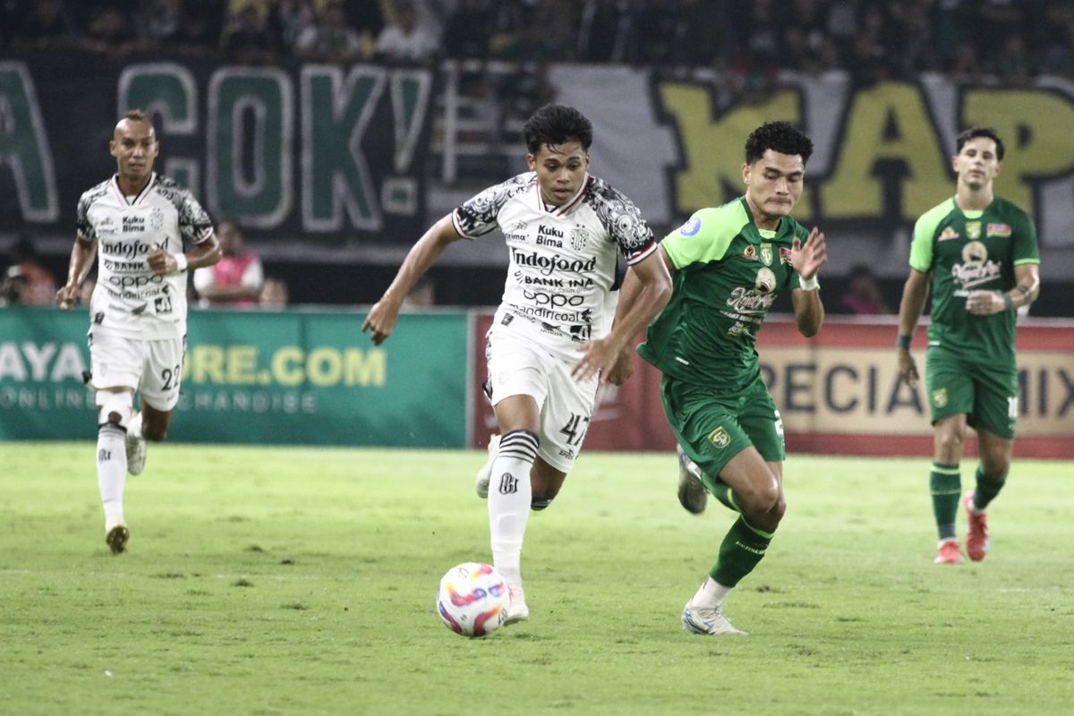 Aksi penyerang Bali United Rahmat Arjuna pada pertandingan pekan ke-34 Liga 1 2024-2025 Persebaya vs Bali United di Stadion Gelora Bung Tomo pada Jumat (23/5/2025) malam.