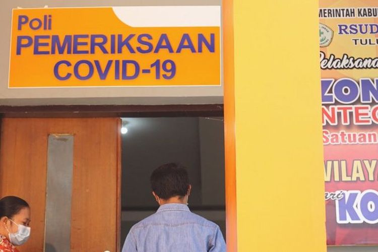 Petugas kesehatan mengantar pasien memasuki ruang layanan Poli COVID di RSUD dr. Iskak, Tulungagung, Jawa Timur, Jumat (7/8/2020)
