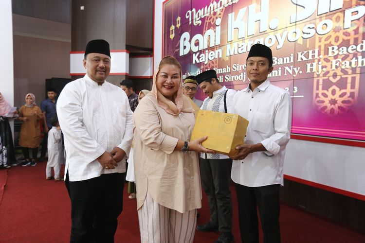 Wali kota Semarang, Hevearita Gunaryanti Rahayu atau karib disapa Mbak Ita menggelar Halal Bihalal dan Kumpul Balung Pisah Bani KH Sirodj di Rumah Dinasnya, Kamis (18/5/2023).