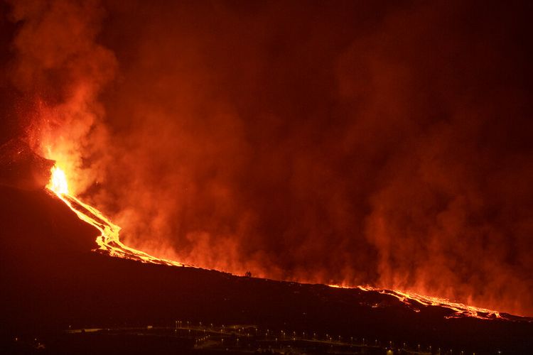 Lava mengalir dari gunung berapi di pulau Canary La Palma, Spanyol pada dini hari Selasa 28 September 2021. 