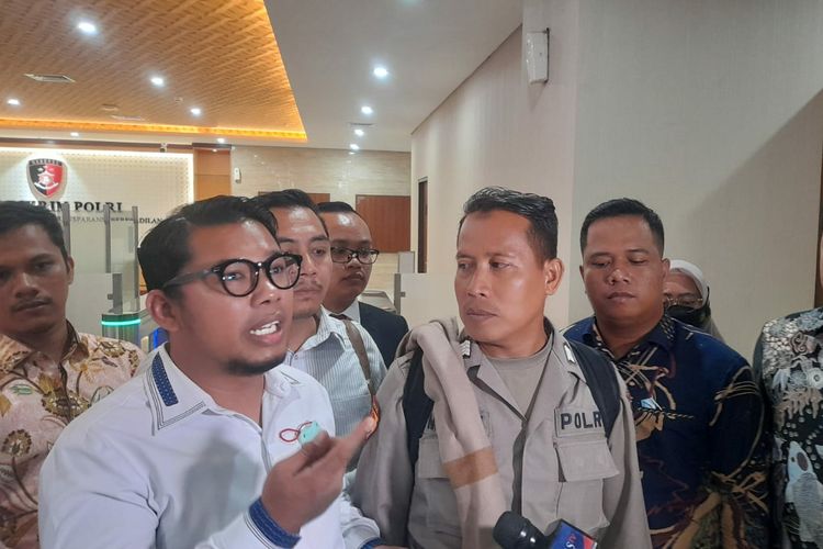 Bripka Madih (baju polisi) dan Kuasa hukumnya,  Charles Situmorang di Lobi Bareskrim, Mabes Polri, Jakarta, Kamis (16/2/2023).