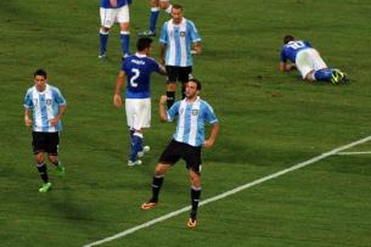 Bomber Argentina, Gonzalo Higuain (tengah) saat merayakan gol ke gawang Italia pada laga persahabatan di Stadion Olimpico, Roma, Rabu atau Kamis (15/8/2013) dini hari WIB. Argentina menang 2-1 pada laga tersebut. 