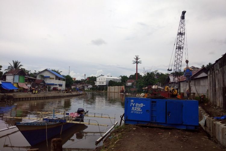 Pekerjaan normalisasi Sungai Tondano di Sulawesi Utara, Rabu (15/11/2017).