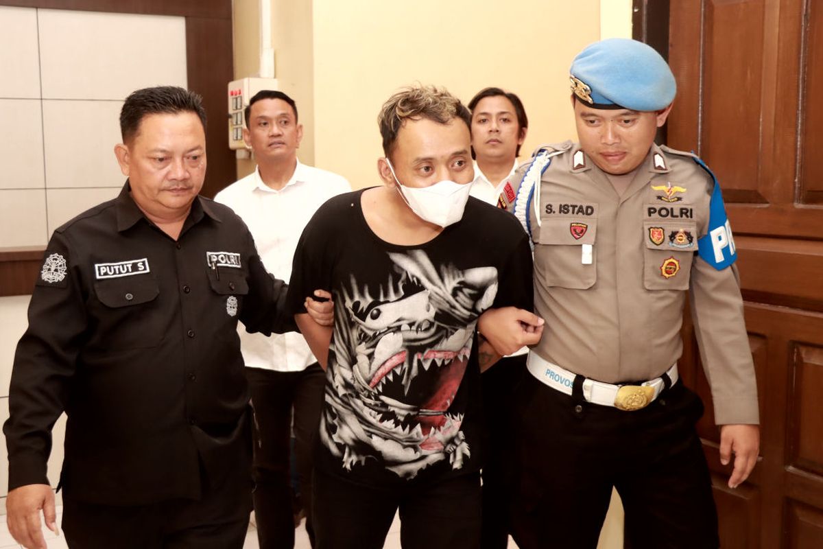 MCH (28), terduga pelaku pembunuhan terhadap perempuan bernama inisial DTO (21), dihadirkan pada konferensi pers di Mapolres Blitar, Selasa (8/7/2025) sore.