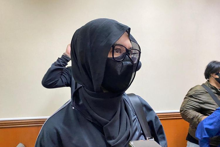 Rakhma, istri terdakwa kasus peredaran narkoba AKBP Dody Prawiranegara menghadiri sidang suaminya di PN Jakarta Barat, Rabu (22/2/2023). 